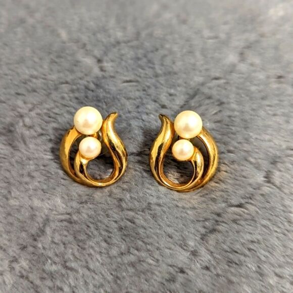 Vintage AVON Gold and Faux Pearl Pierced Earrings - Picture 6 of 7